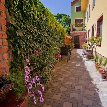 Pri Kastieli בית הארחה 3*